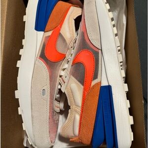 W NIKE WAFFLE ONE
PEARL WHITE/RUSH Size 9.5. New in original box